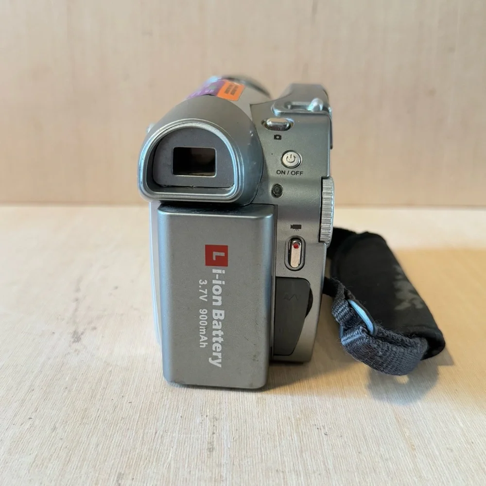 Sony HC-700 12.0 Mega Pixels by Interpolated Digital Camcorder “UNTESTED”AS IS.